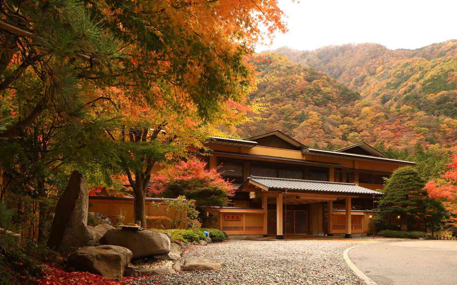 Nishiyama Onsen Keiunkan hero image